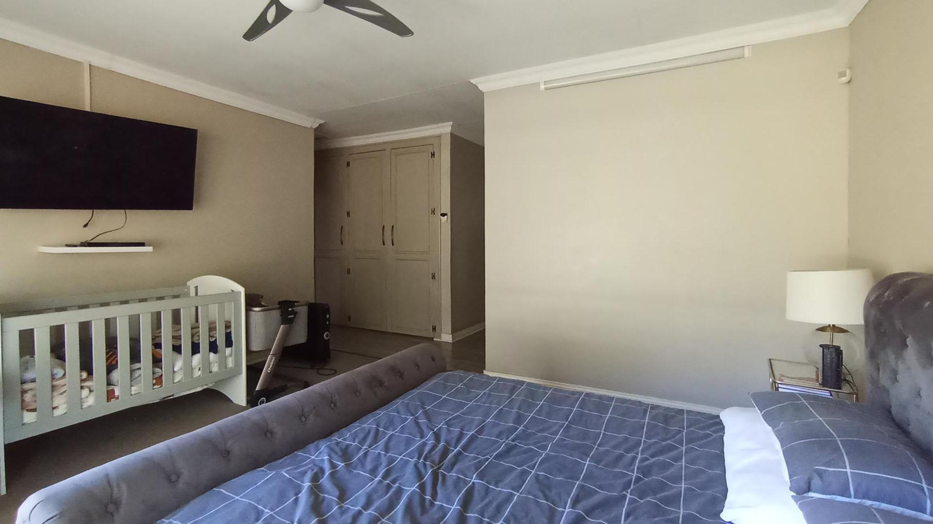 Main Bedroom - 37 square meters of property in Pumulani AH