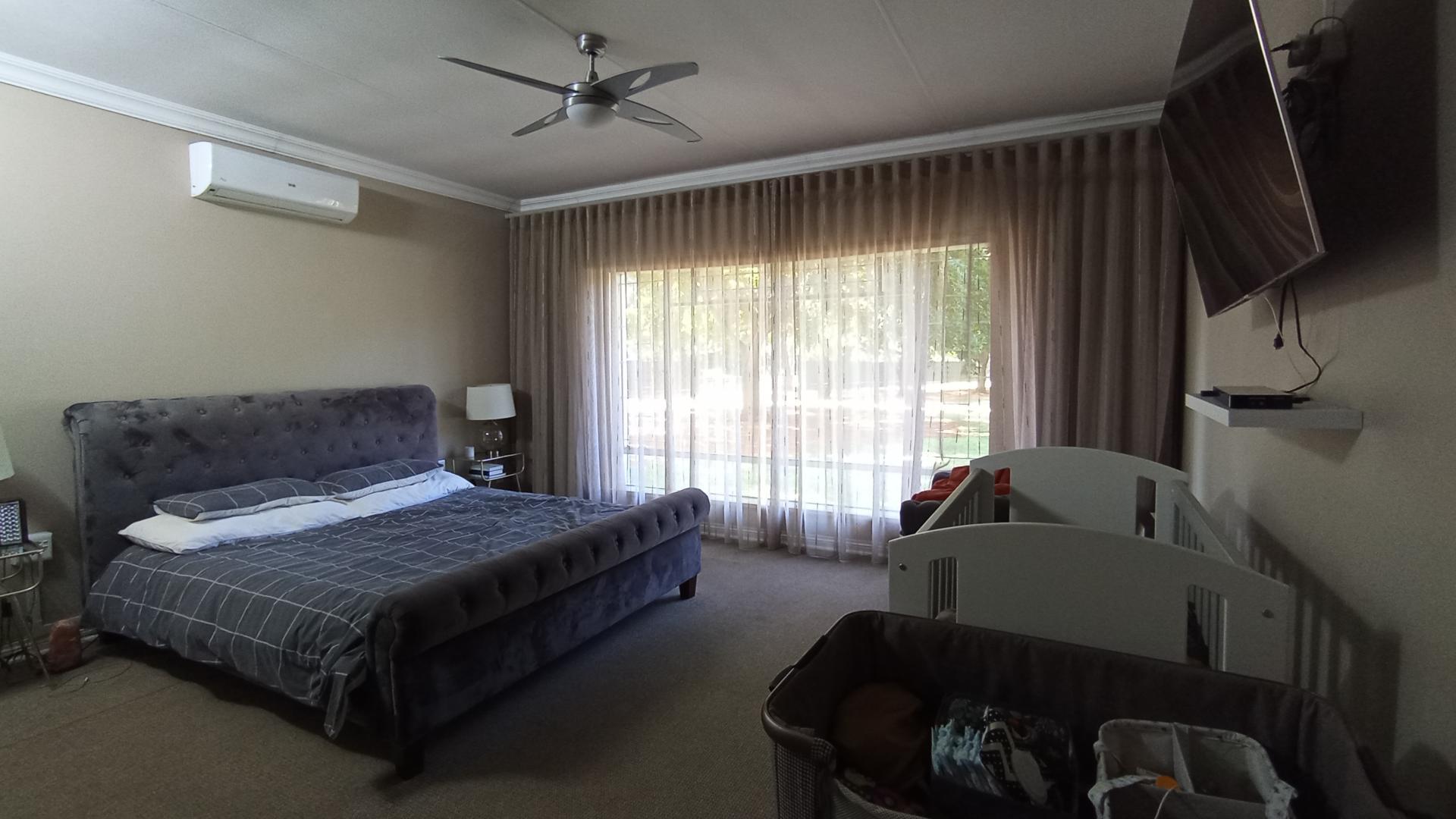 Main Bedroom - 37 square meters of property in Pumulani AH