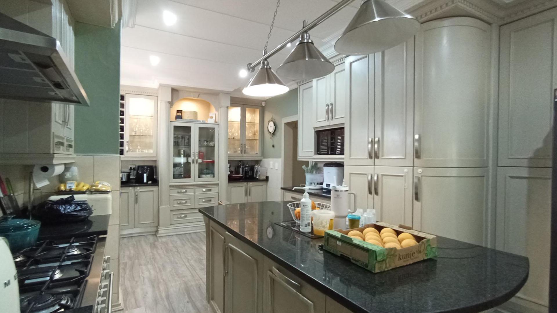 Kitchen - 25 square meters of property in Pumulani AH