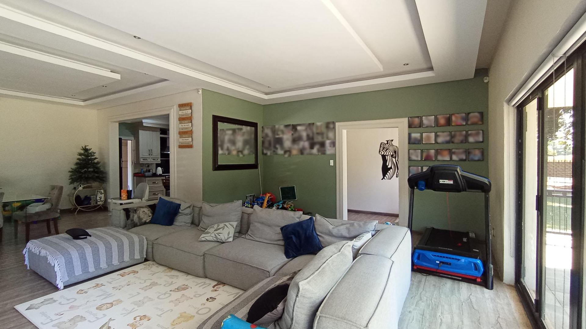 Lounges - 37 square meters of property in Pumulani AH