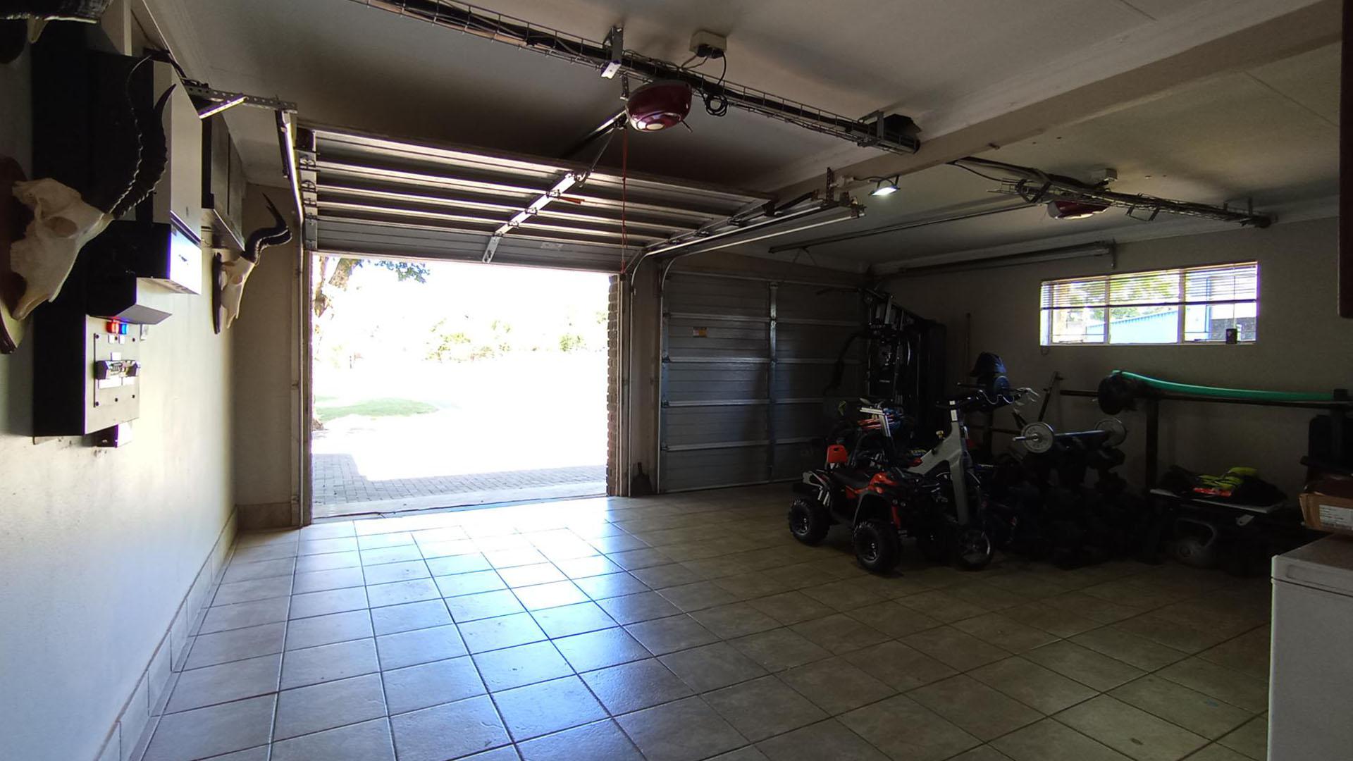 Garage - 37 square meters of property in Pumulani AH