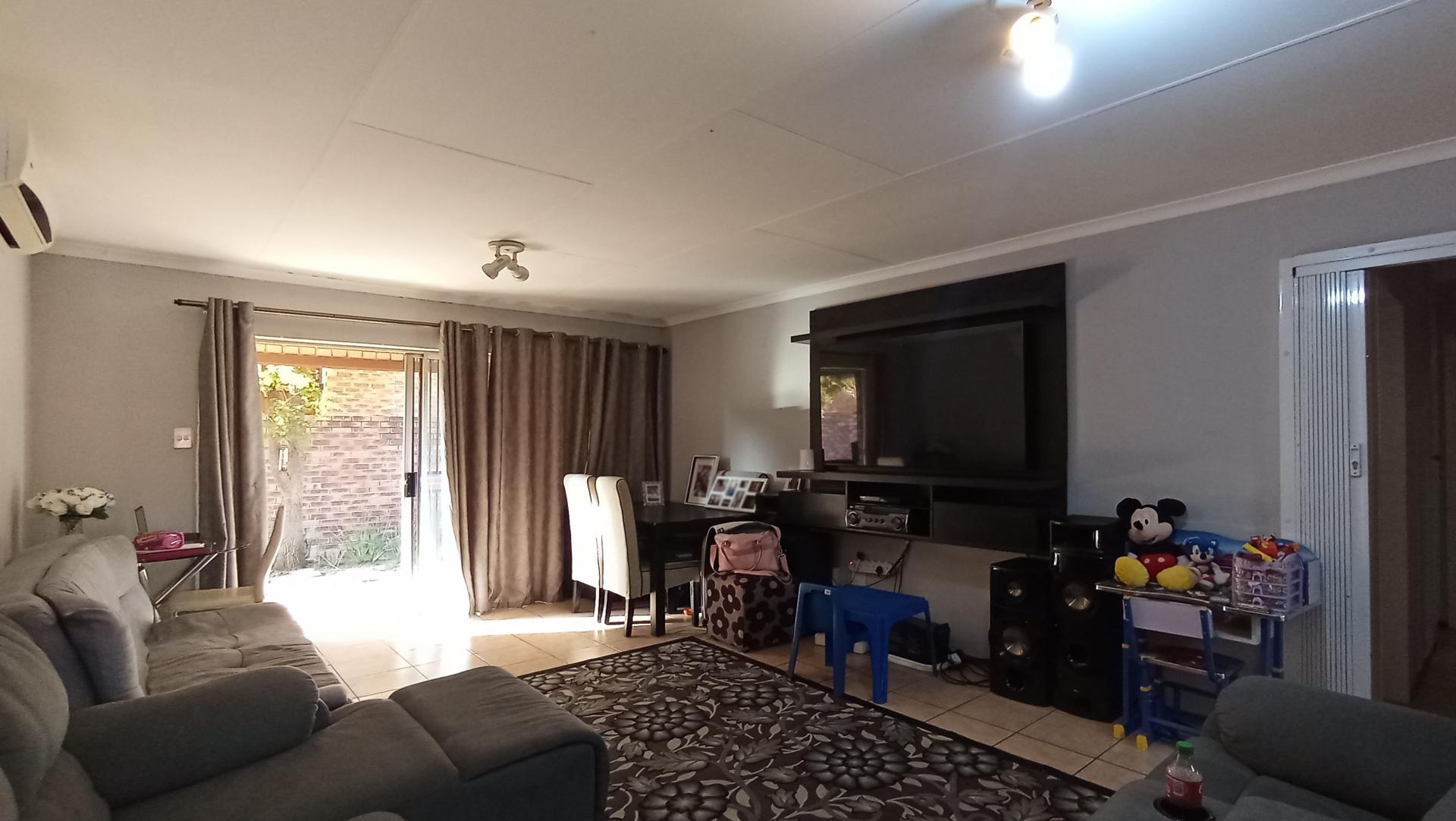 Lounges - 27 square meters of property in Amberfield