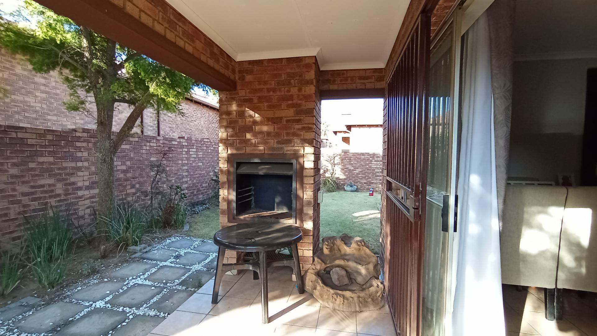 Patio - 11 square meters of property in Amberfield