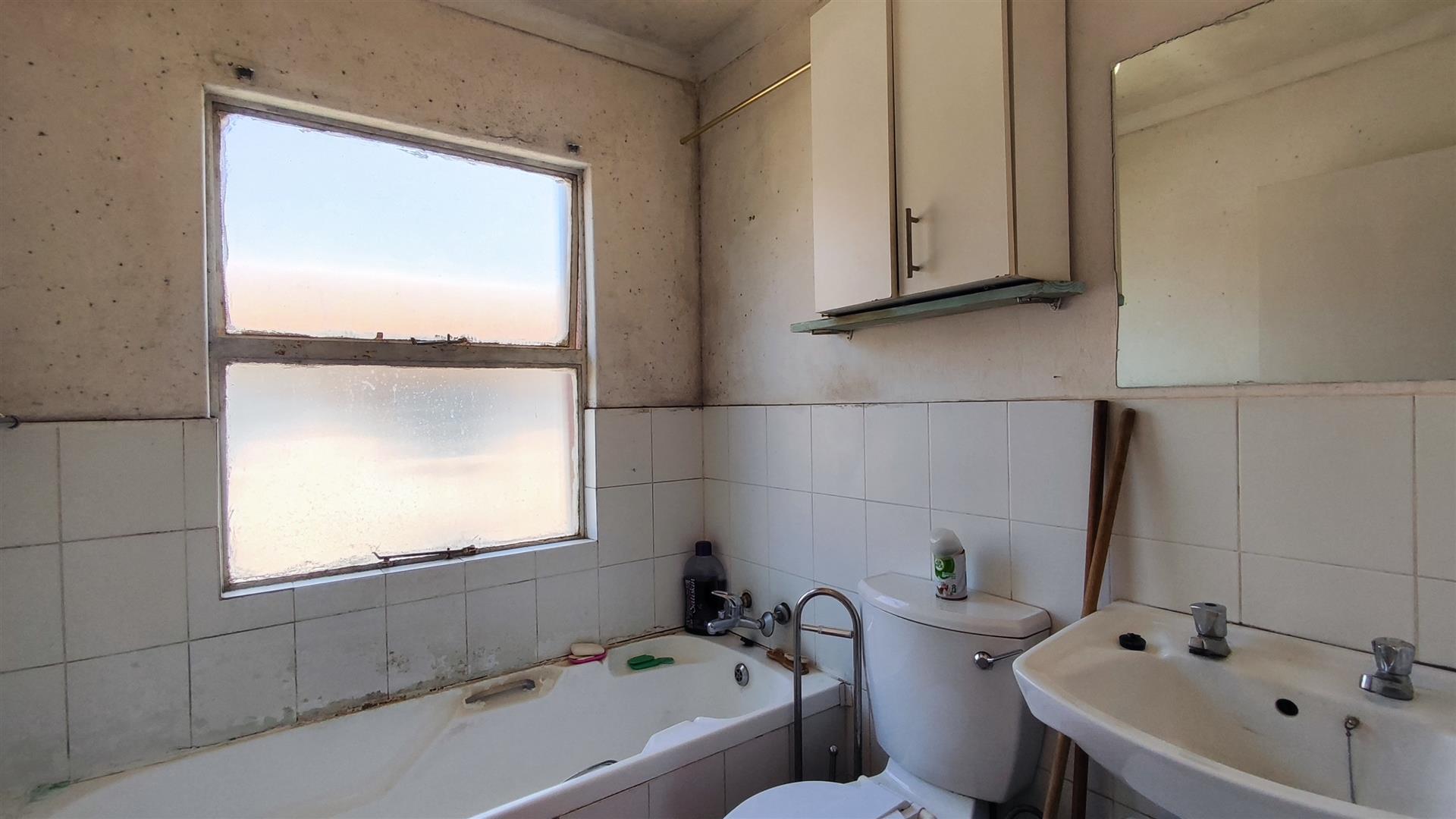 Bathroom 1 - 4 square meters of property in Norkem park