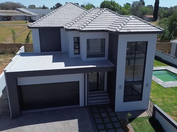 4 Bedroom House for Sale For Sale in Blue Hills - MR644941