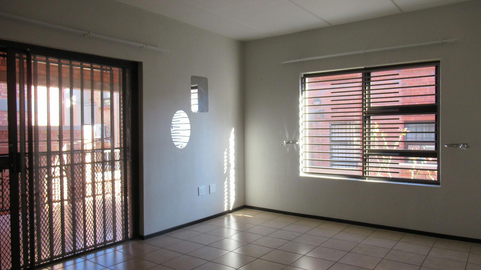 Lounges - 22 square meters of property in Helderkruin