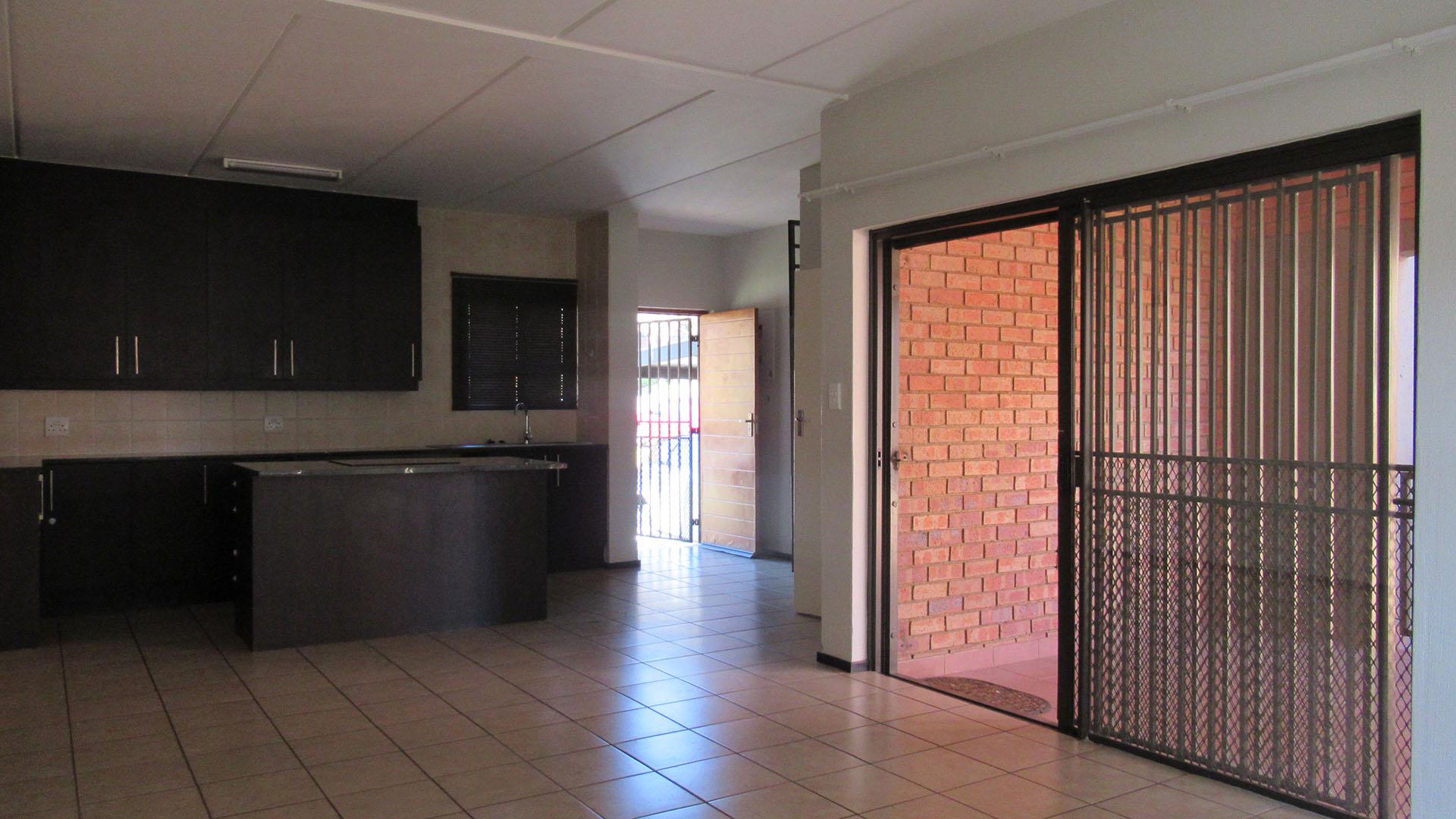 Lounges - 22 square meters of property in Helderkruin