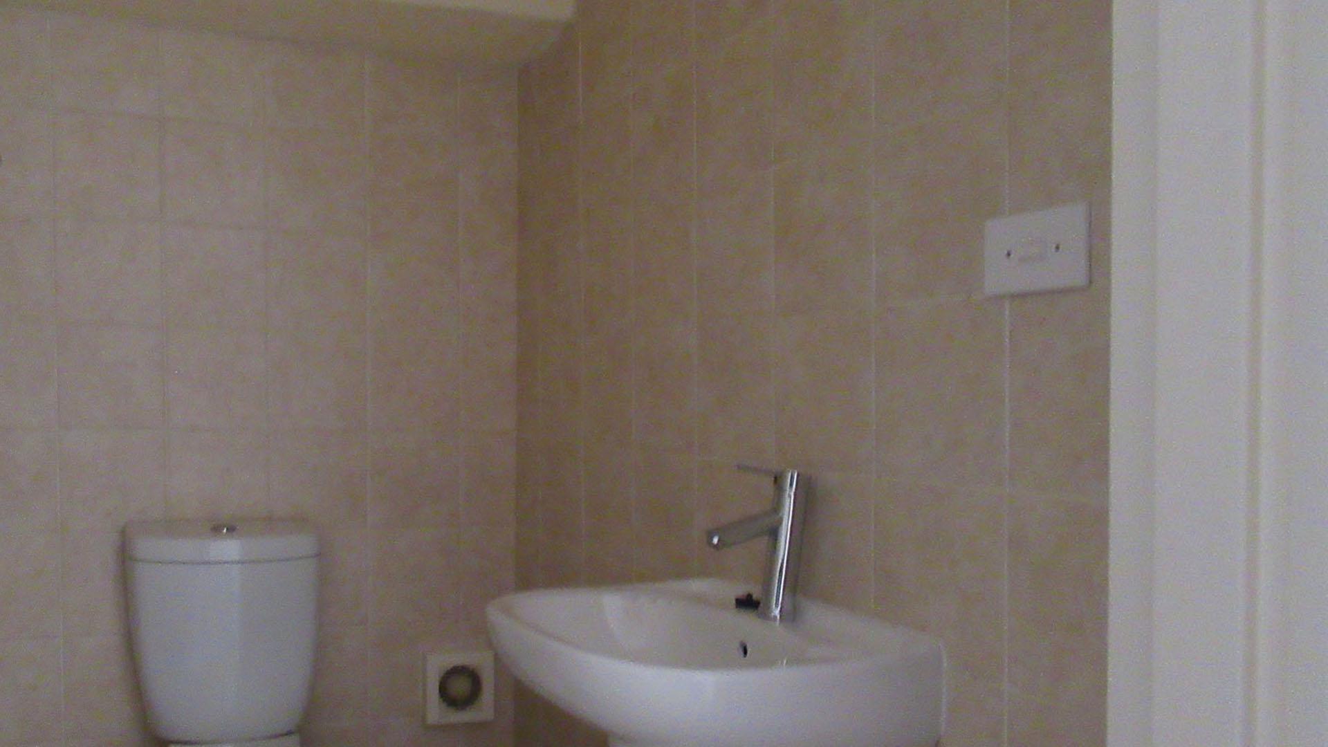 Guest Toilet - 2 square meters of property in Helderkruin