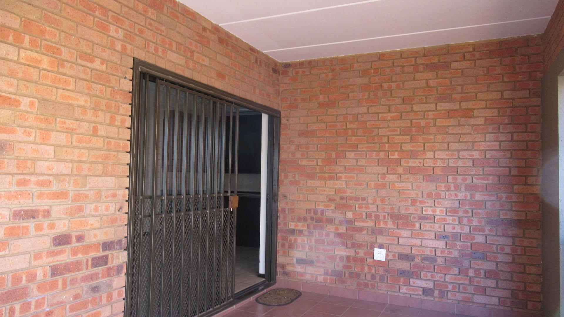 Patio - 16 square meters of property in Helderkruin