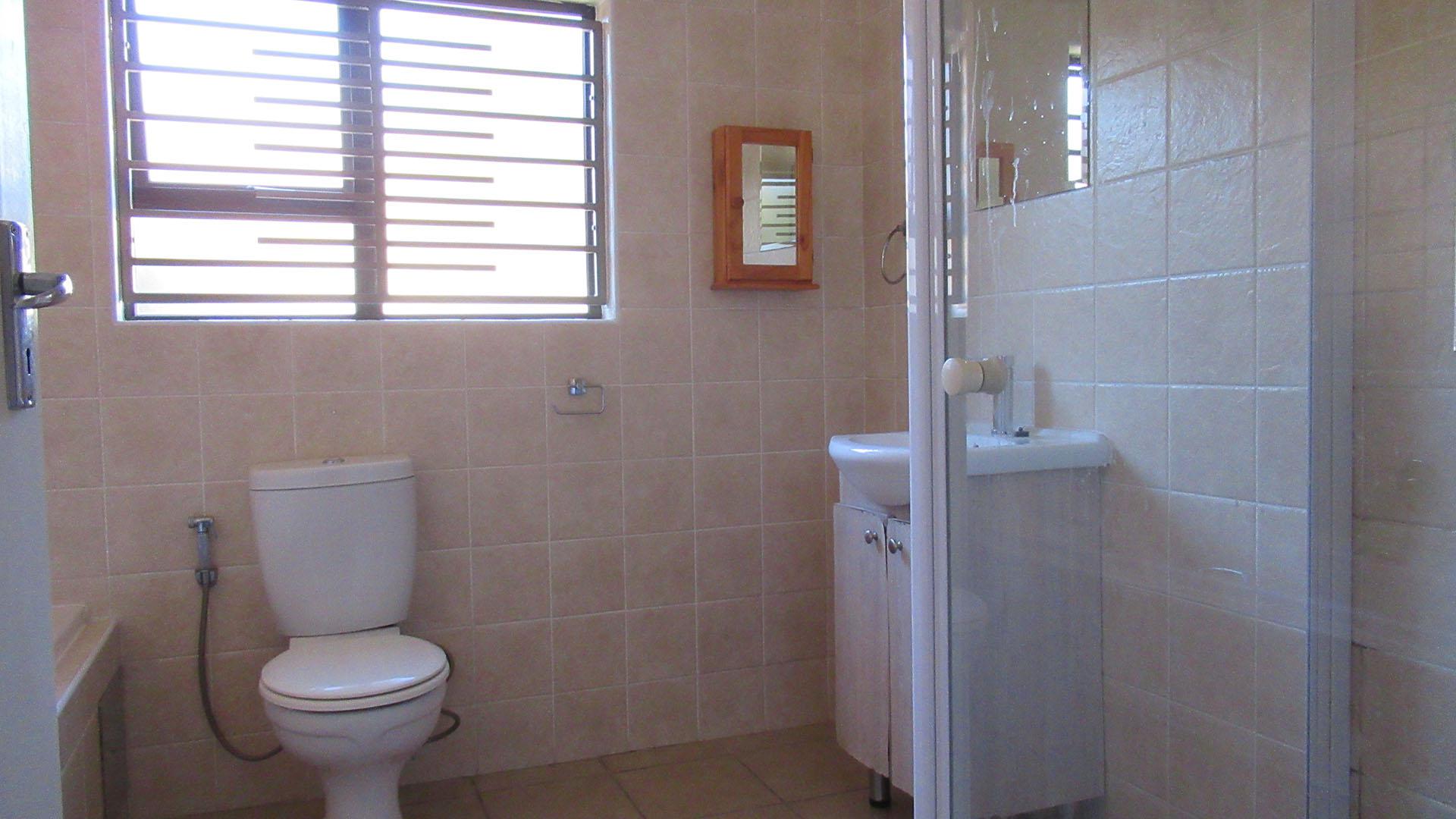 Bathroom 1 - 8 square meters of property in Helderkruin