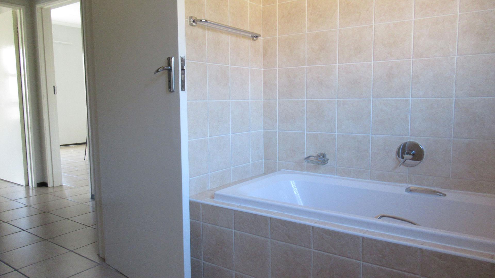 Bathroom 1 - 8 square meters of property in Helderkruin
