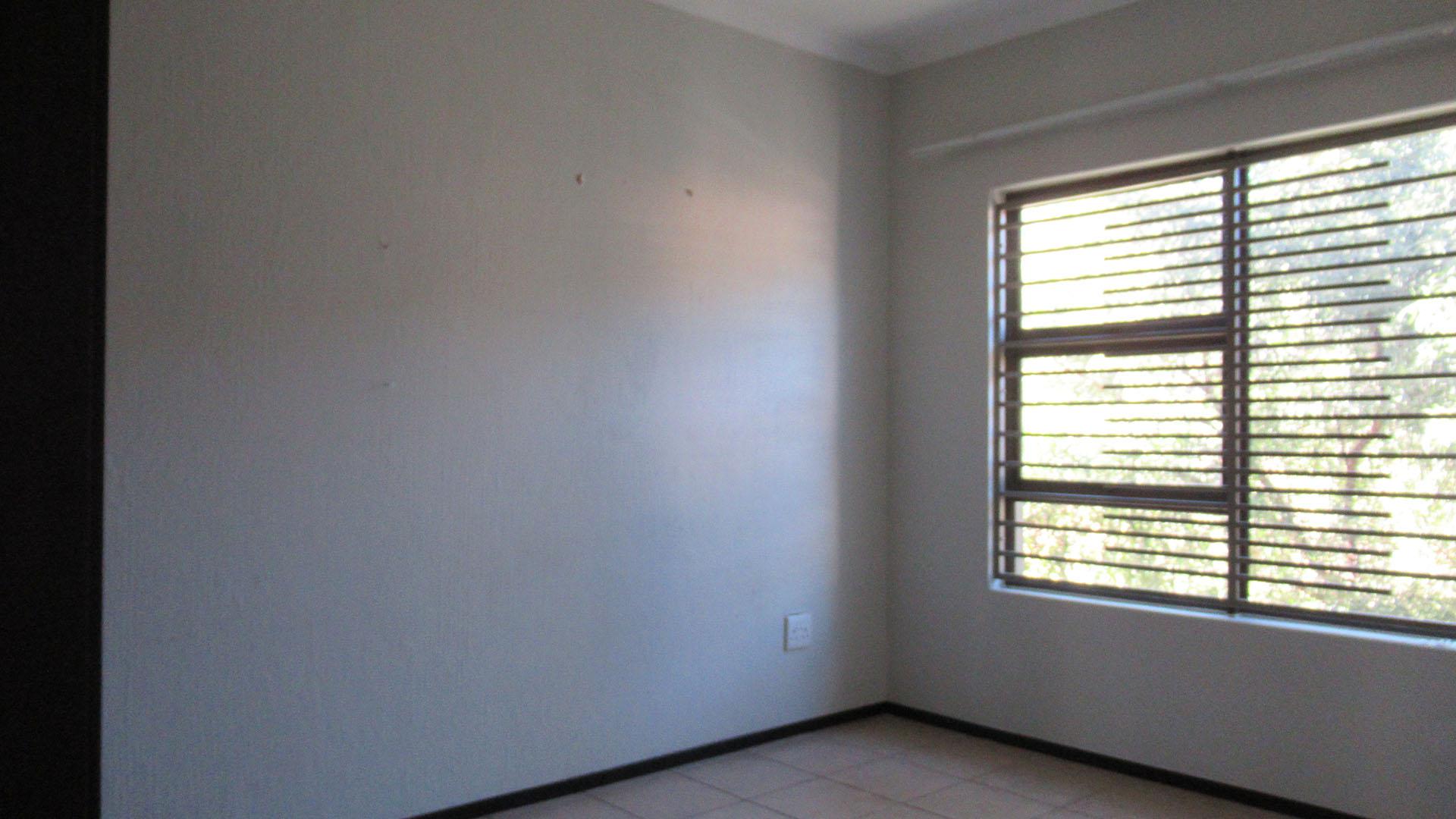 Bed Room 1 - 15 square meters of property in Helderkruin