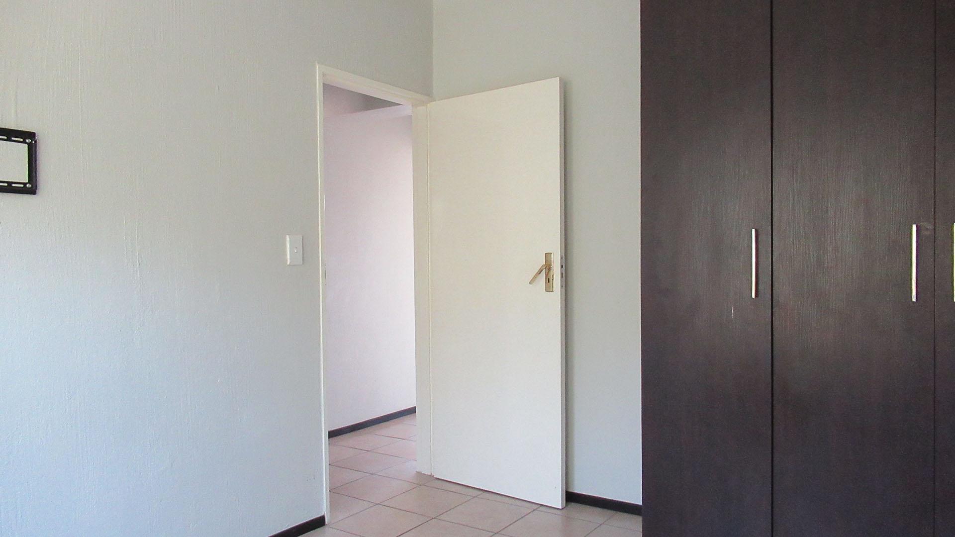 Bed Room 1 - 15 square meters of property in Helderkruin