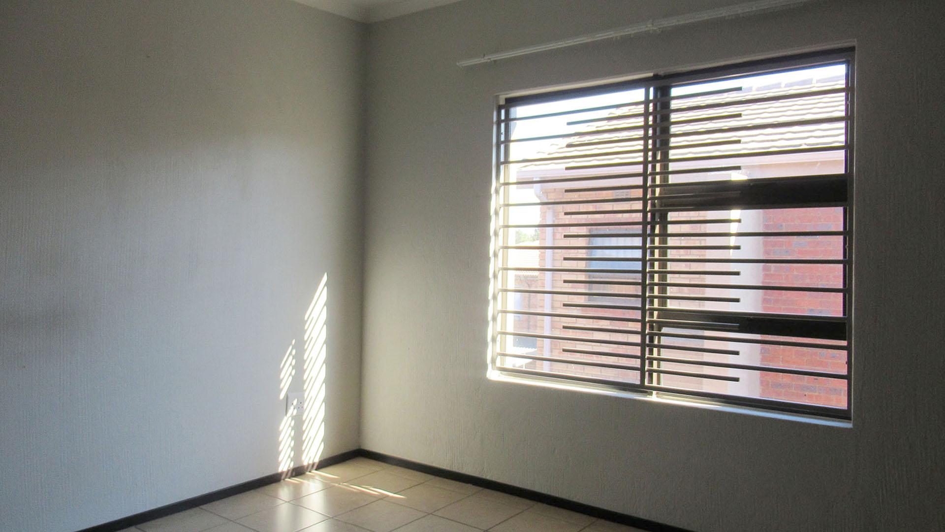 Main Bedroom - 16 square meters of property in Helderkruin