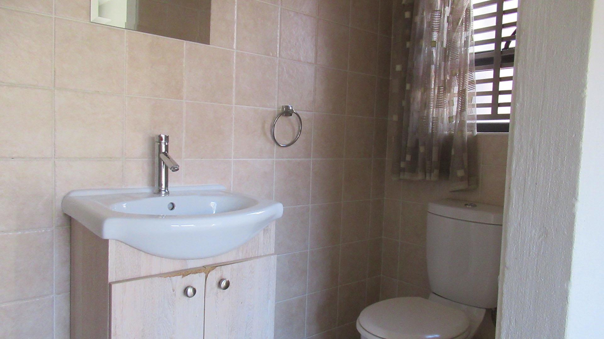 Main Bathroom - 5 square meters of property in Helderkruin