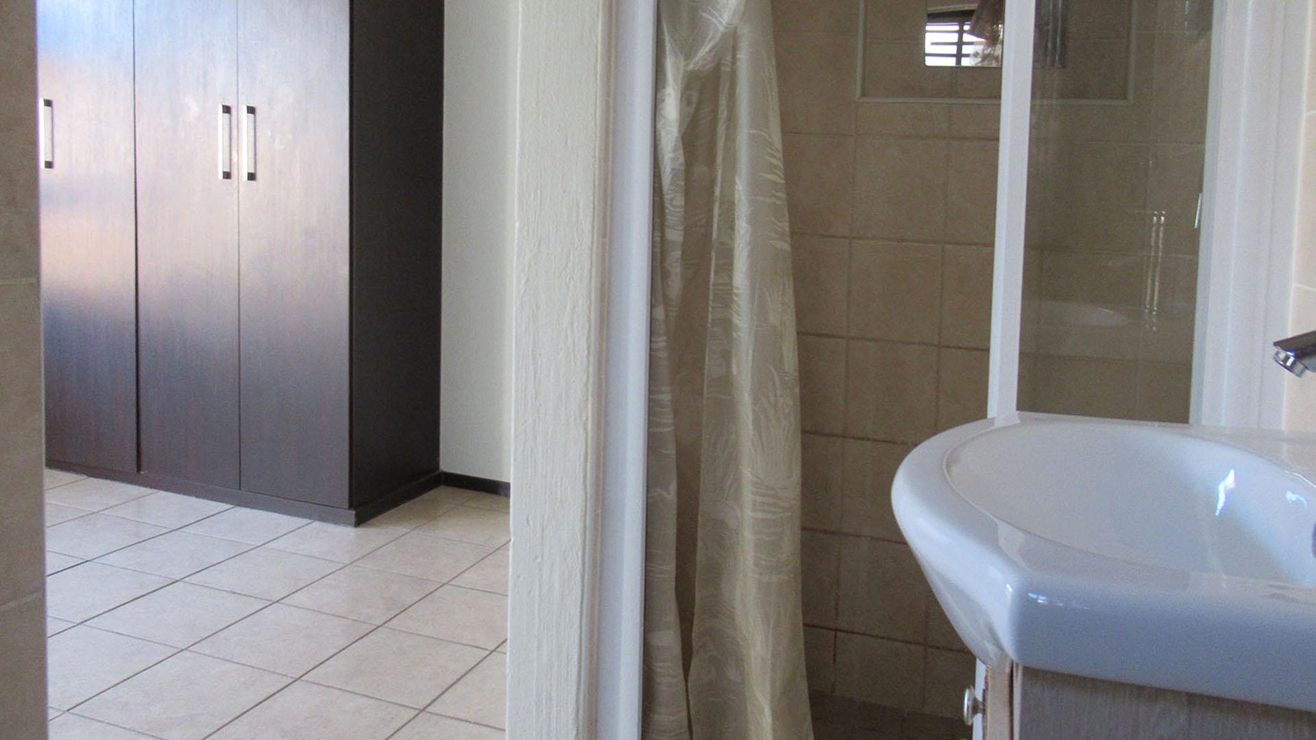 Main Bathroom - 5 square meters of property in Helderkruin