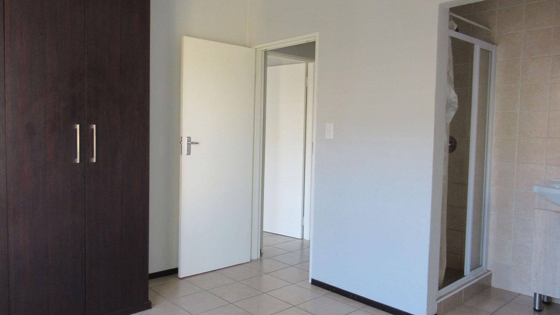 Main Bedroom - 16 square meters of property in Helderkruin