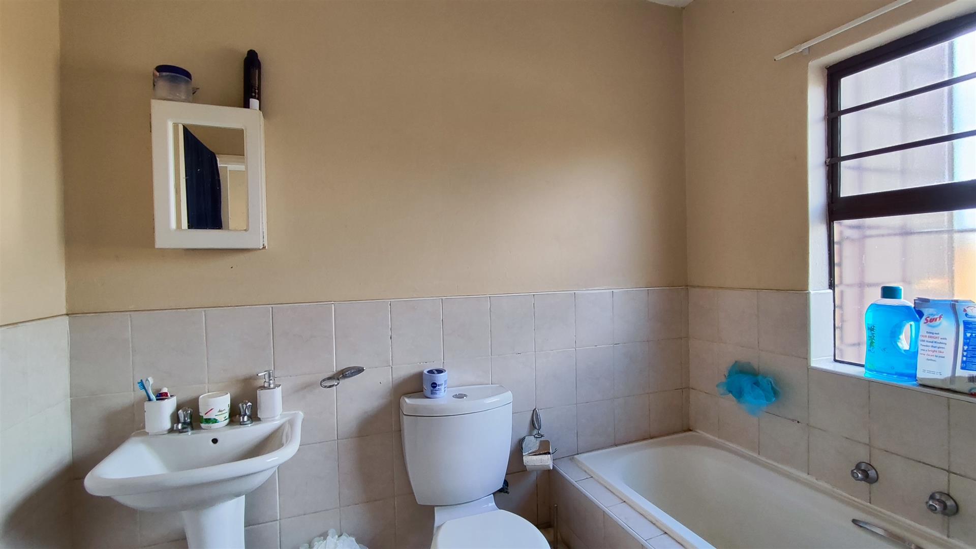 Bathroom 1 - 5 square meters of property in Honey Park