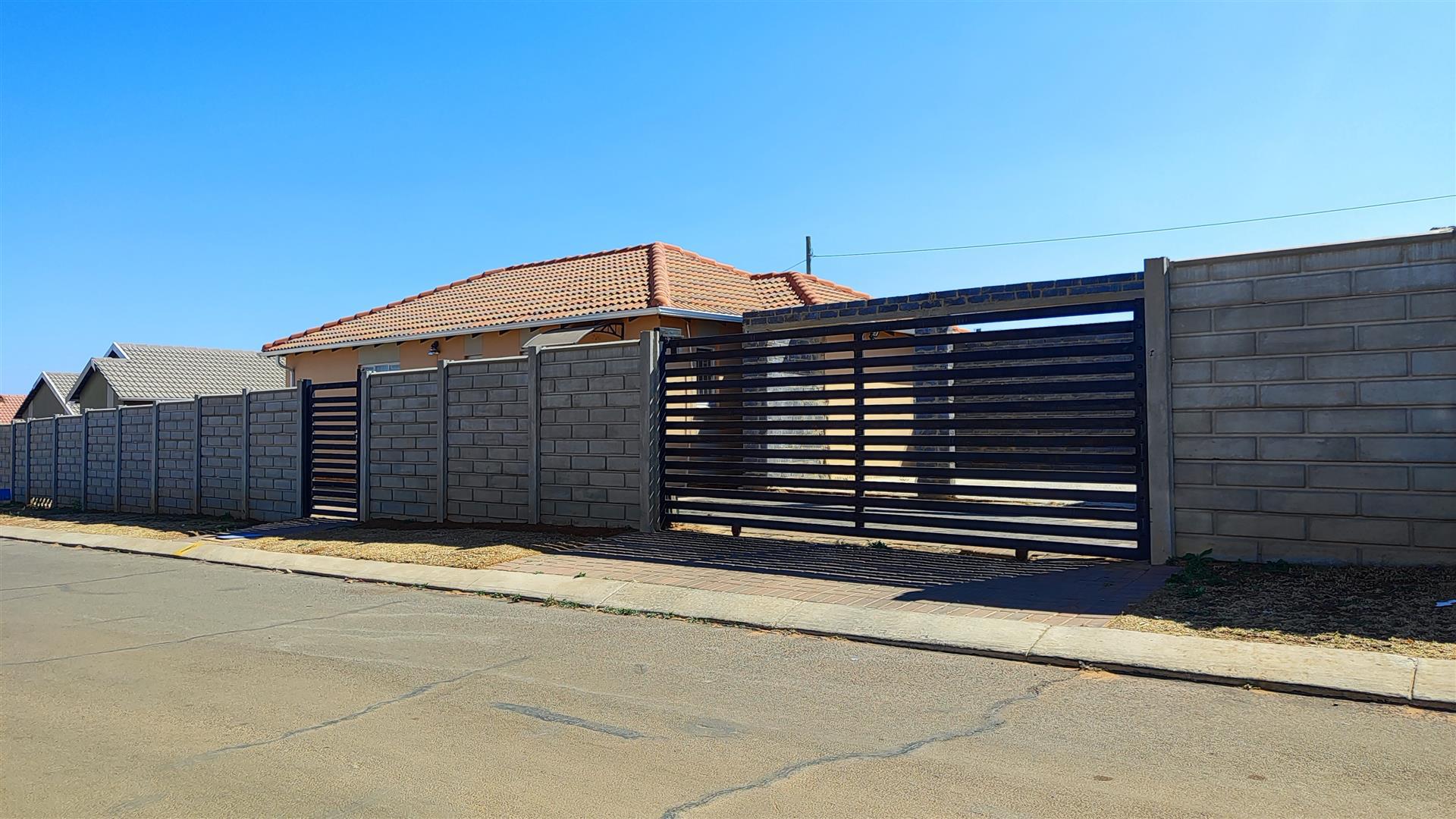 Front View of property in Savanna City