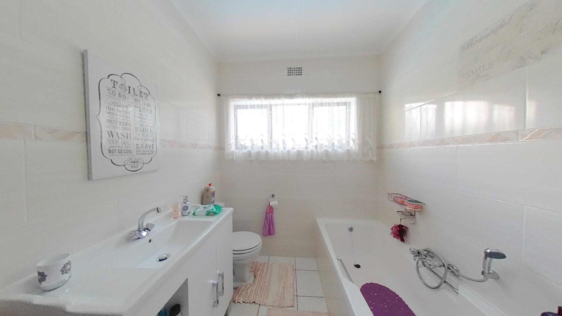 Main Bathroom - 6 square meters of property in Margate