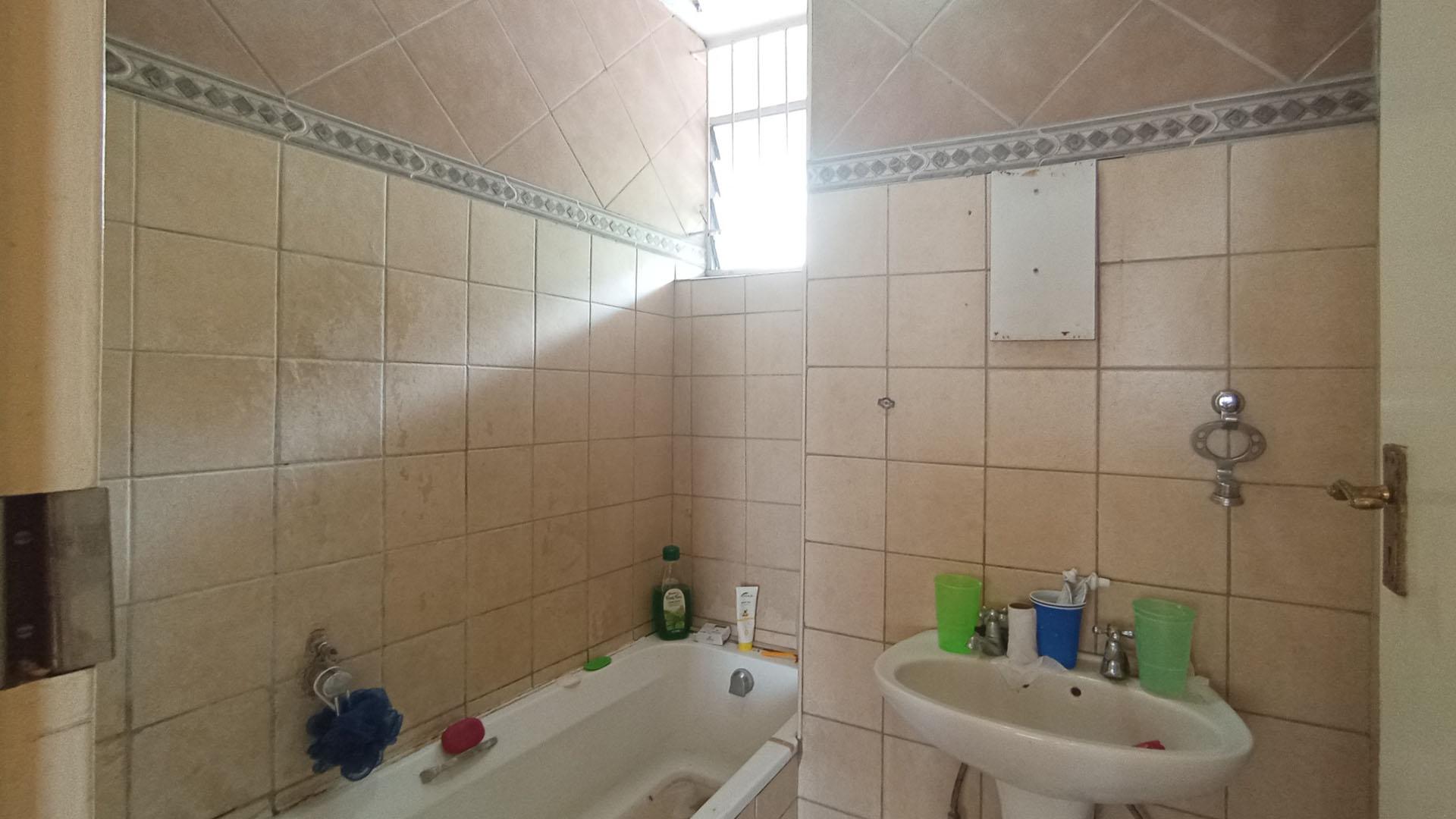 Bathroom 1 - 3 square meters of property in Sunnyside