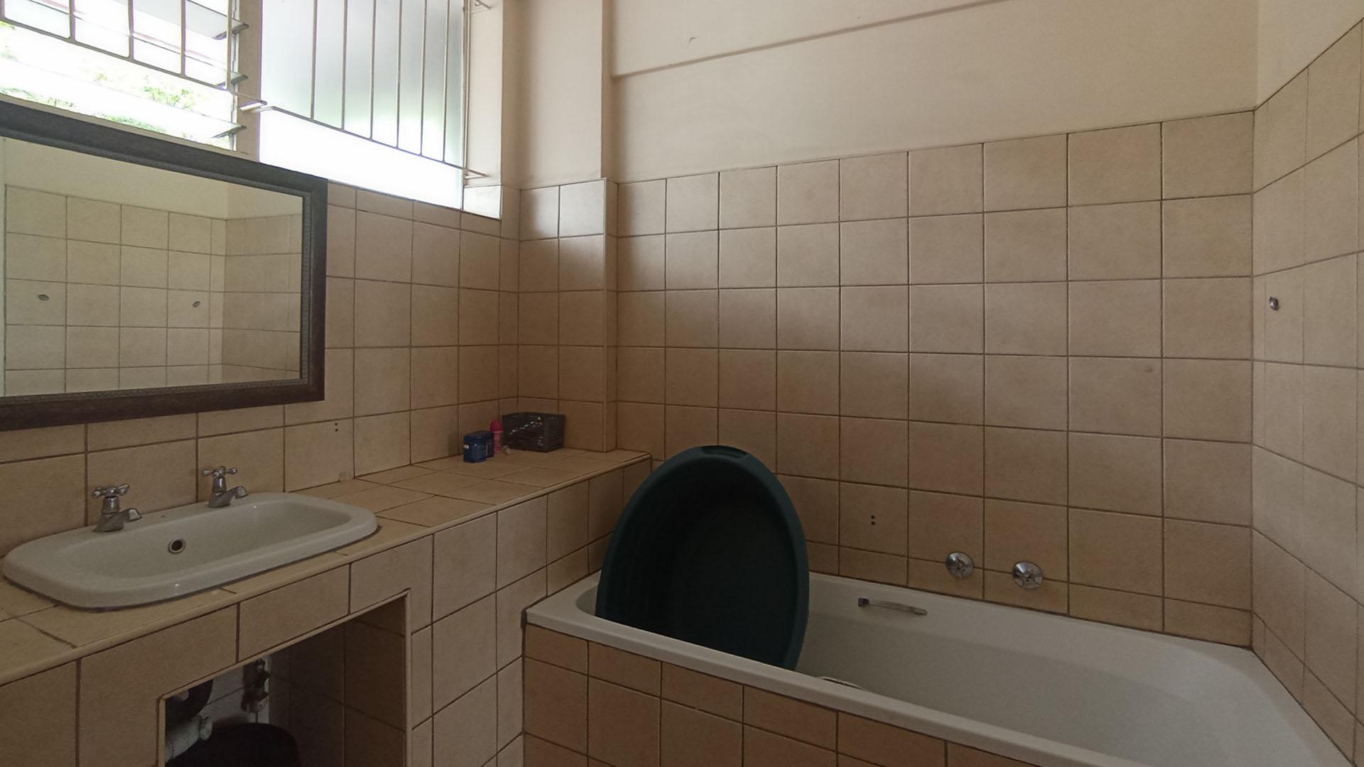 Main Bathroom - 6 square meters of property in Sunnyside