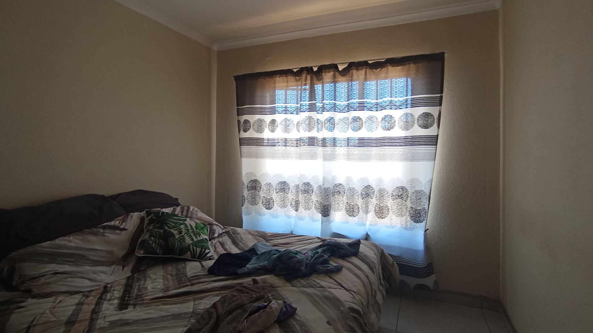 Bed Room 1 - 10 square meters of property in Soshanguve East