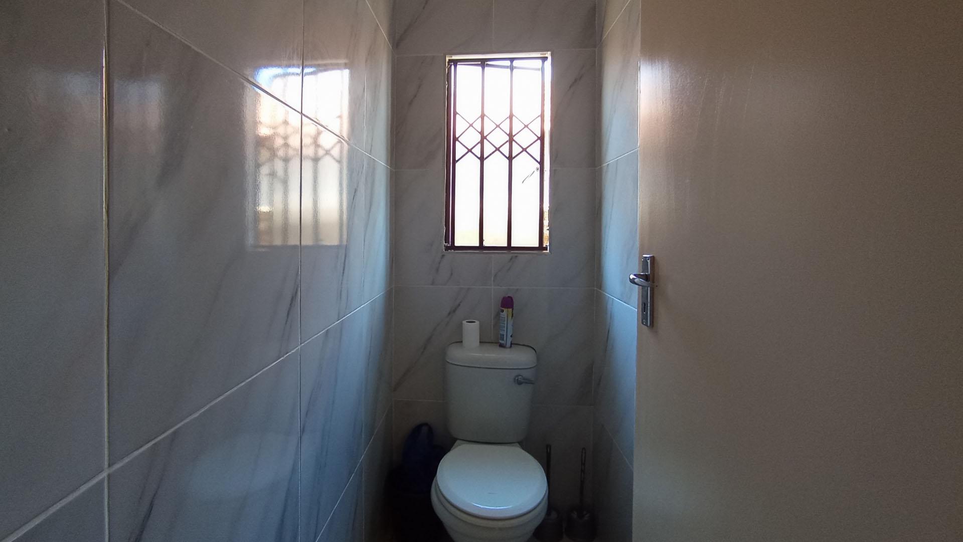 Bathroom 1 - 2 square meters of property in Soshanguve East