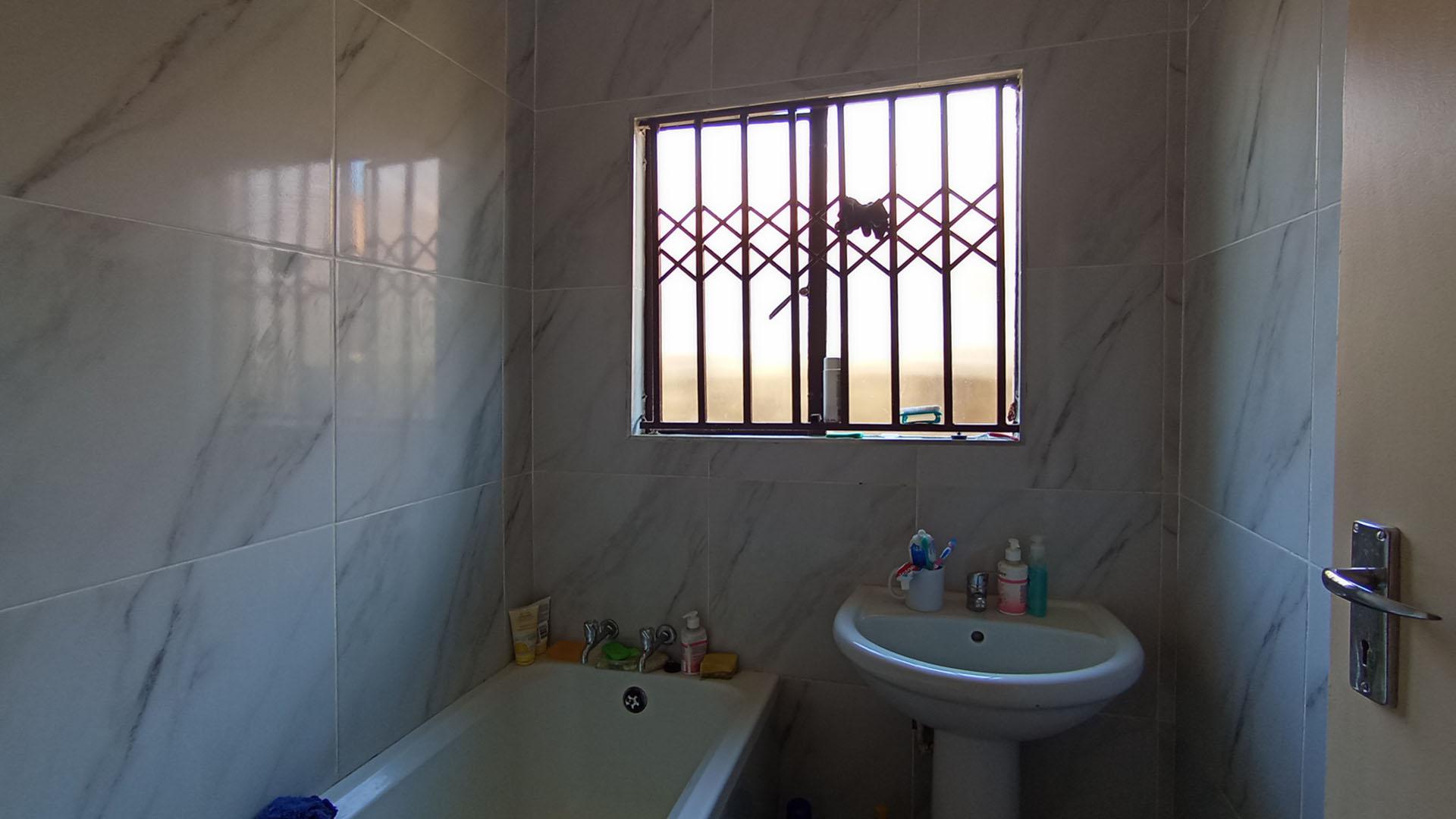 Bathroom 2 - 3 square meters of property in Soshanguve East