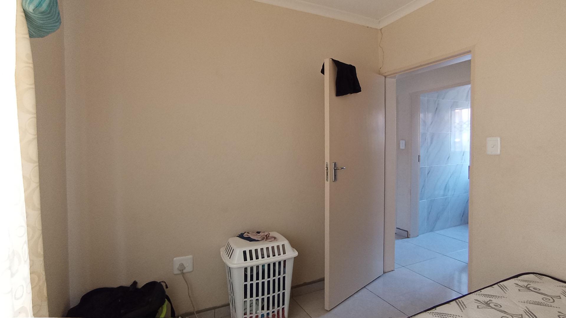 Bed Room 2 - 8 square meters of property in Soshanguve East