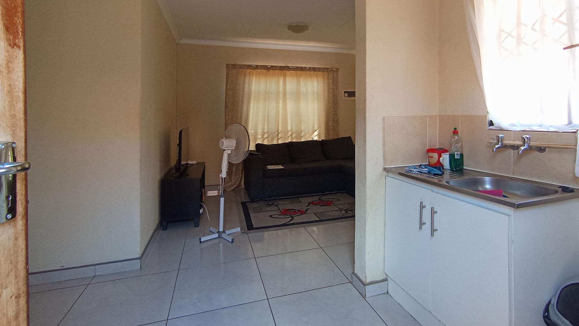 Kitchen - 6 square meters of property in Soshanguve East
