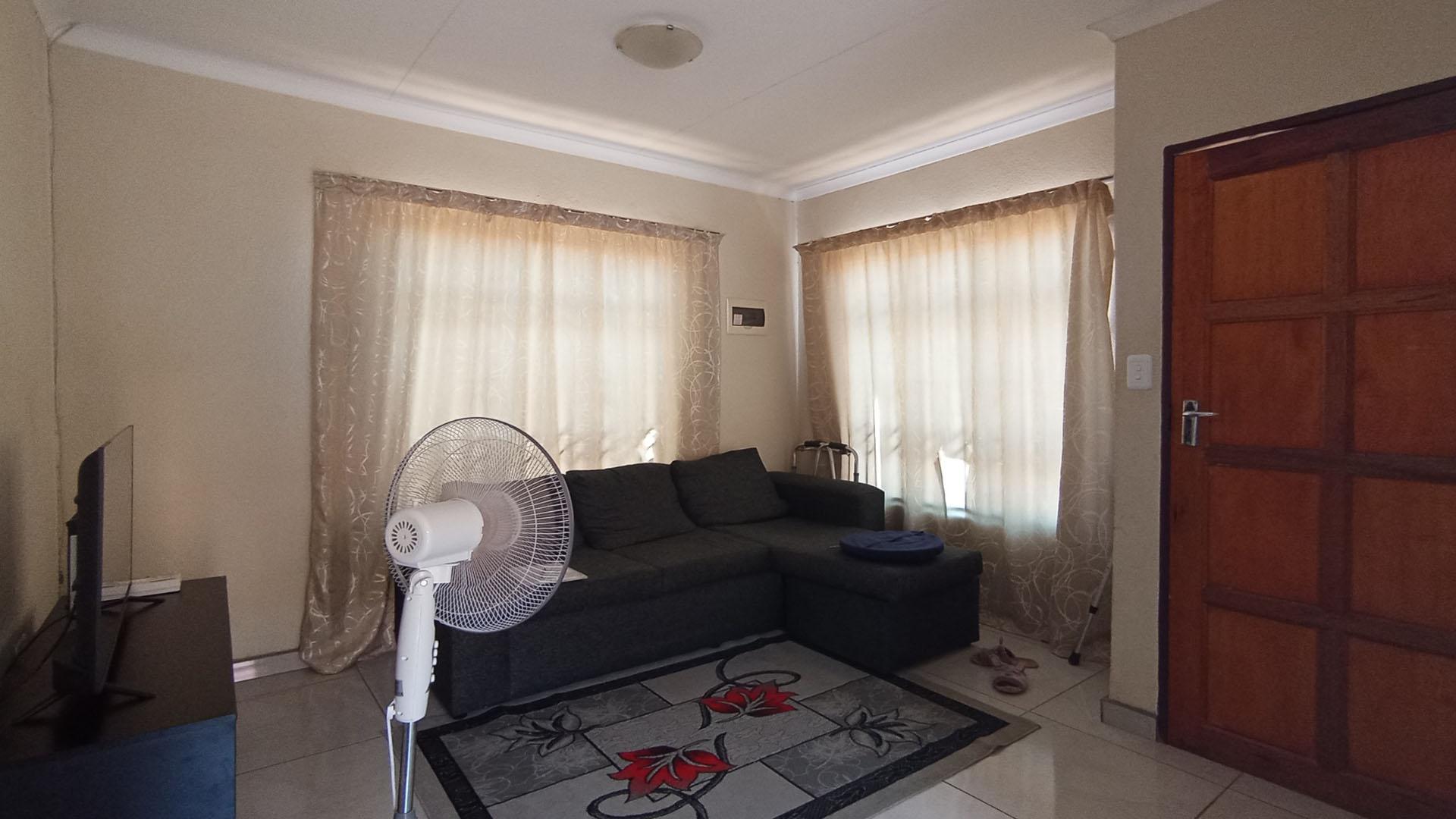 Lounges - 11 square meters of property in Soshanguve East