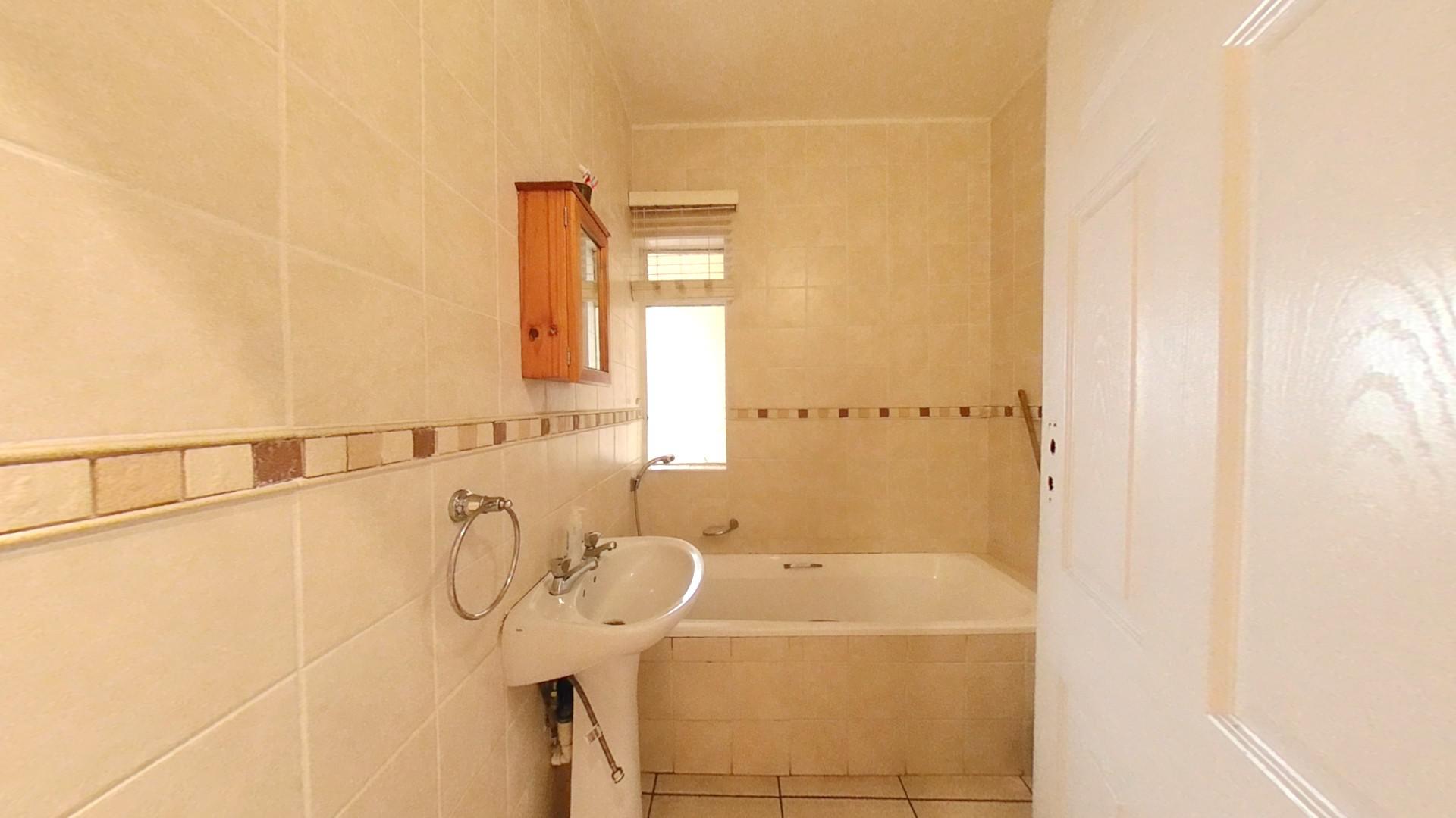 Bathroom 1 - 6 square meters of property in Windermere
