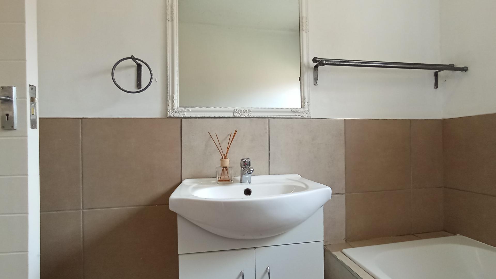 Bathroom 1 - 5 square meters of property in Sagewood