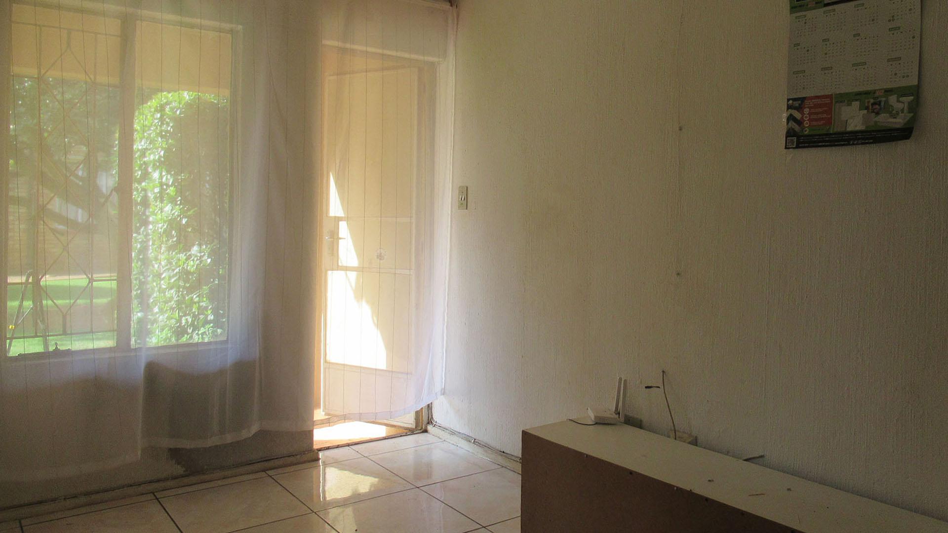 Lounges - 10 square meters of property in Horison