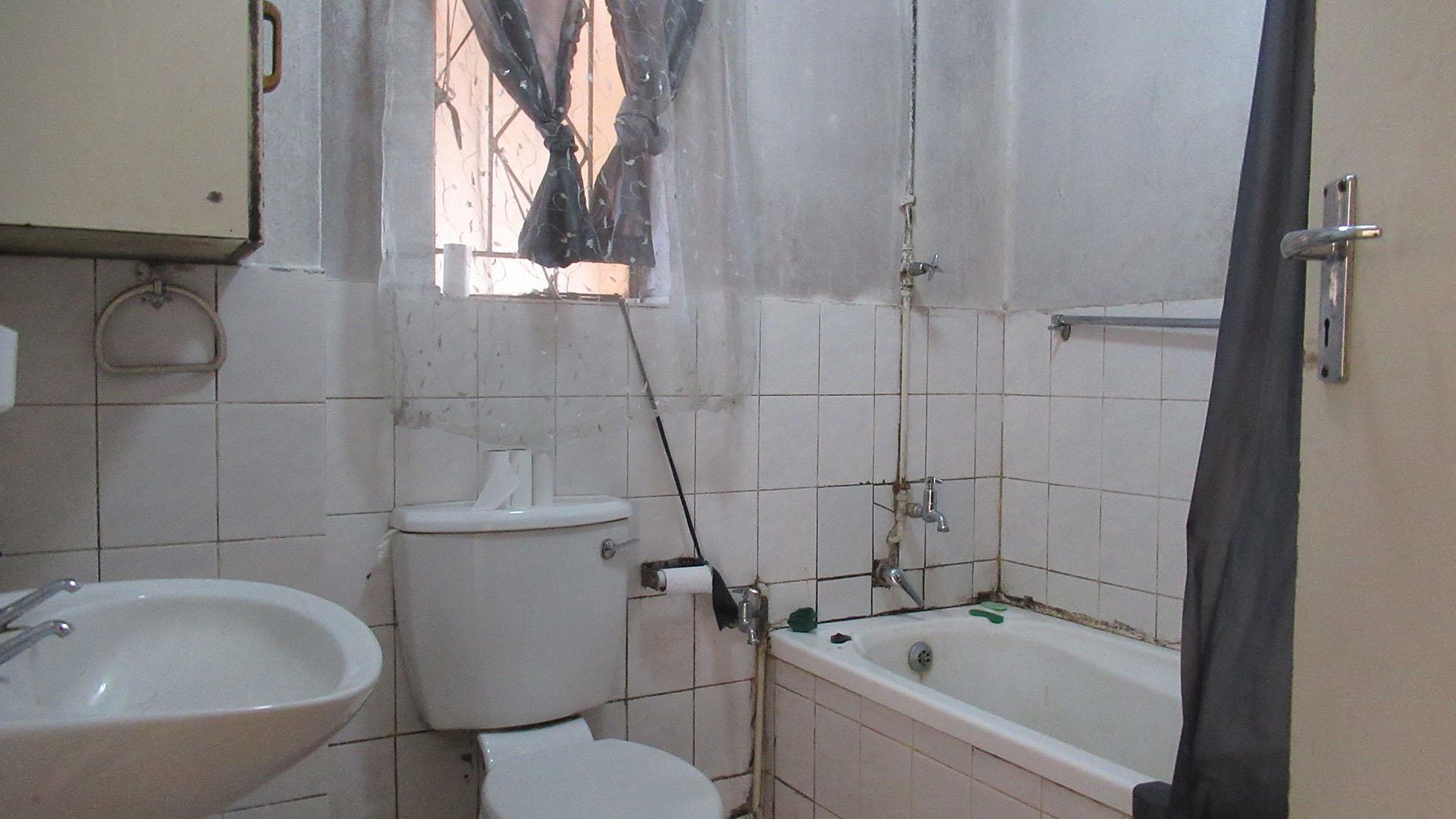 Bathroom 1 - 4 square meters of property in Horison