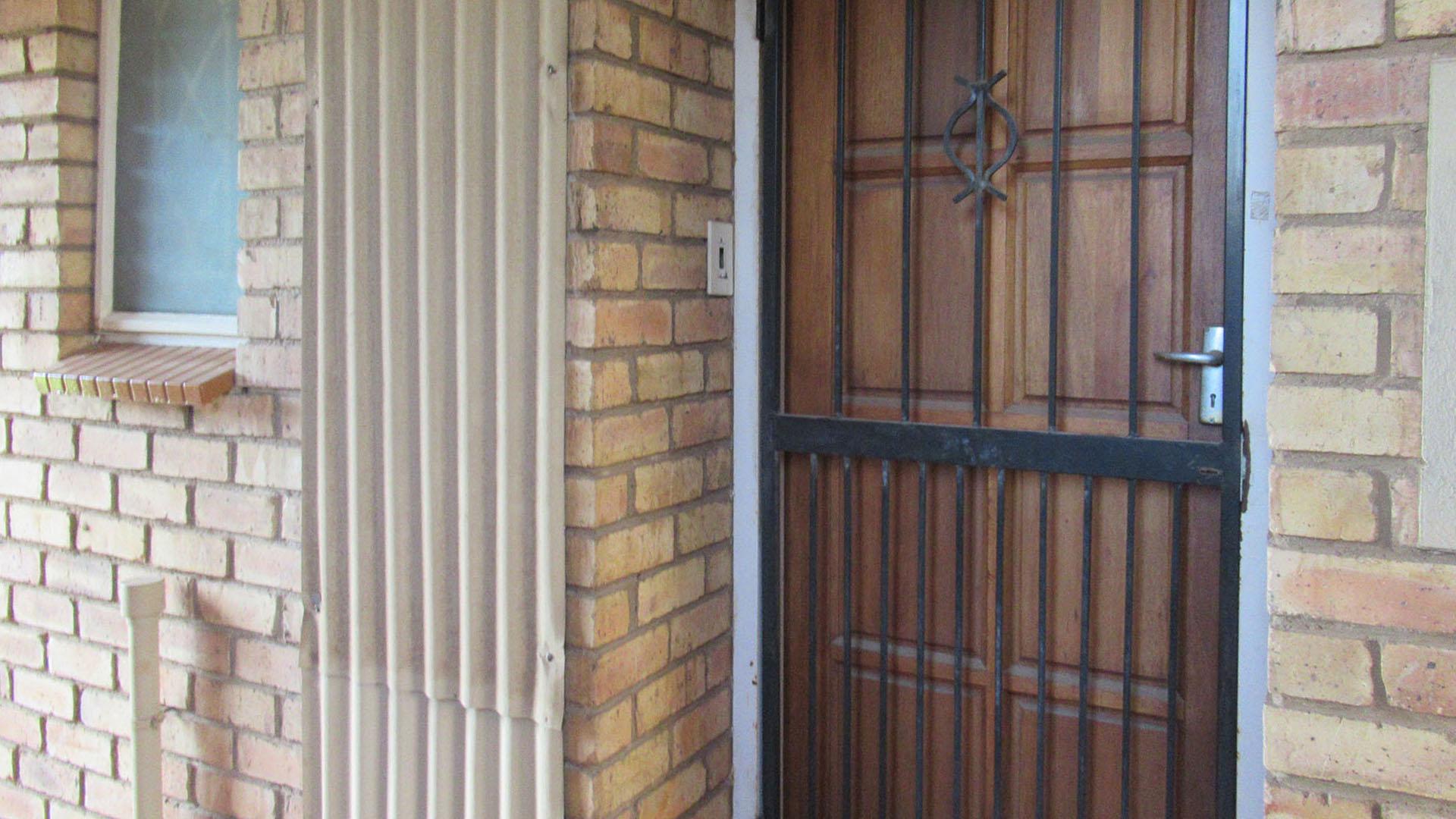 Front View of property in Horison