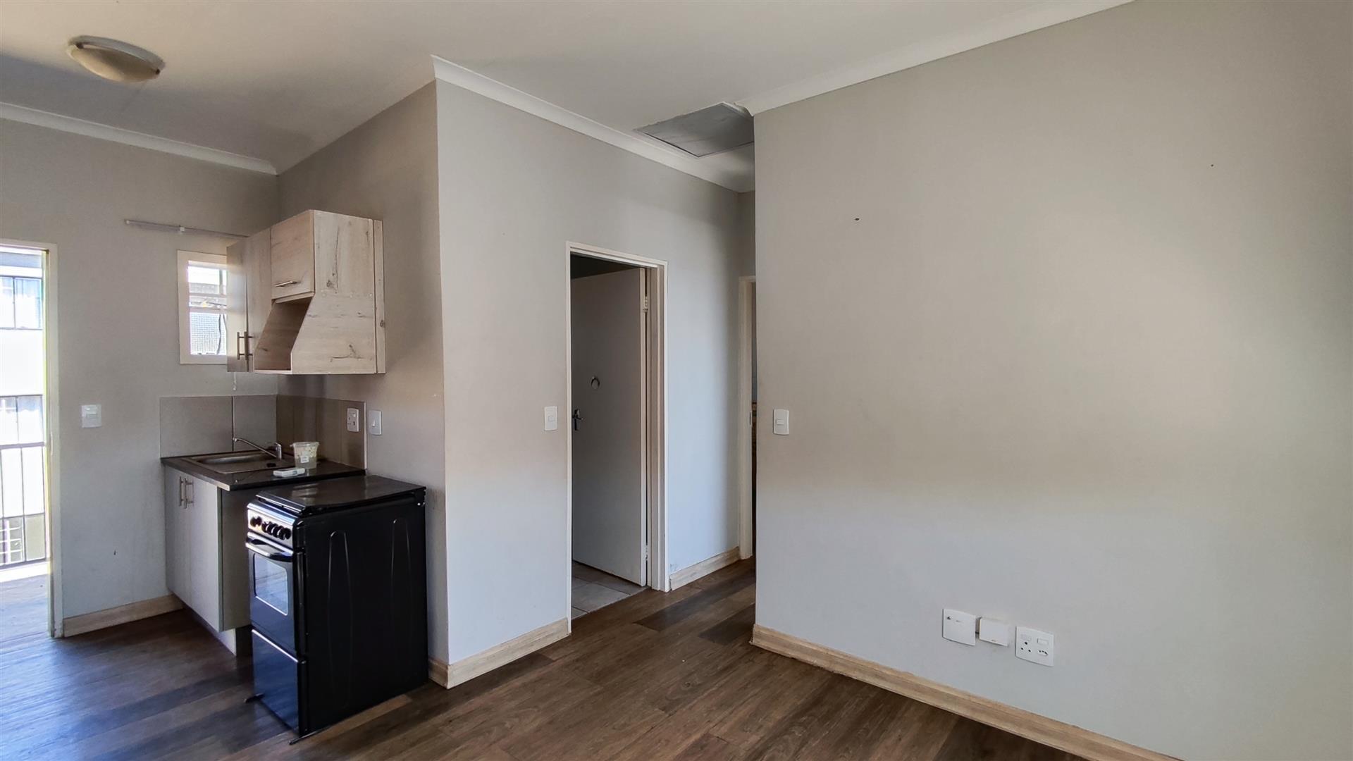 Lounges - 13 square meters of property in South Hills