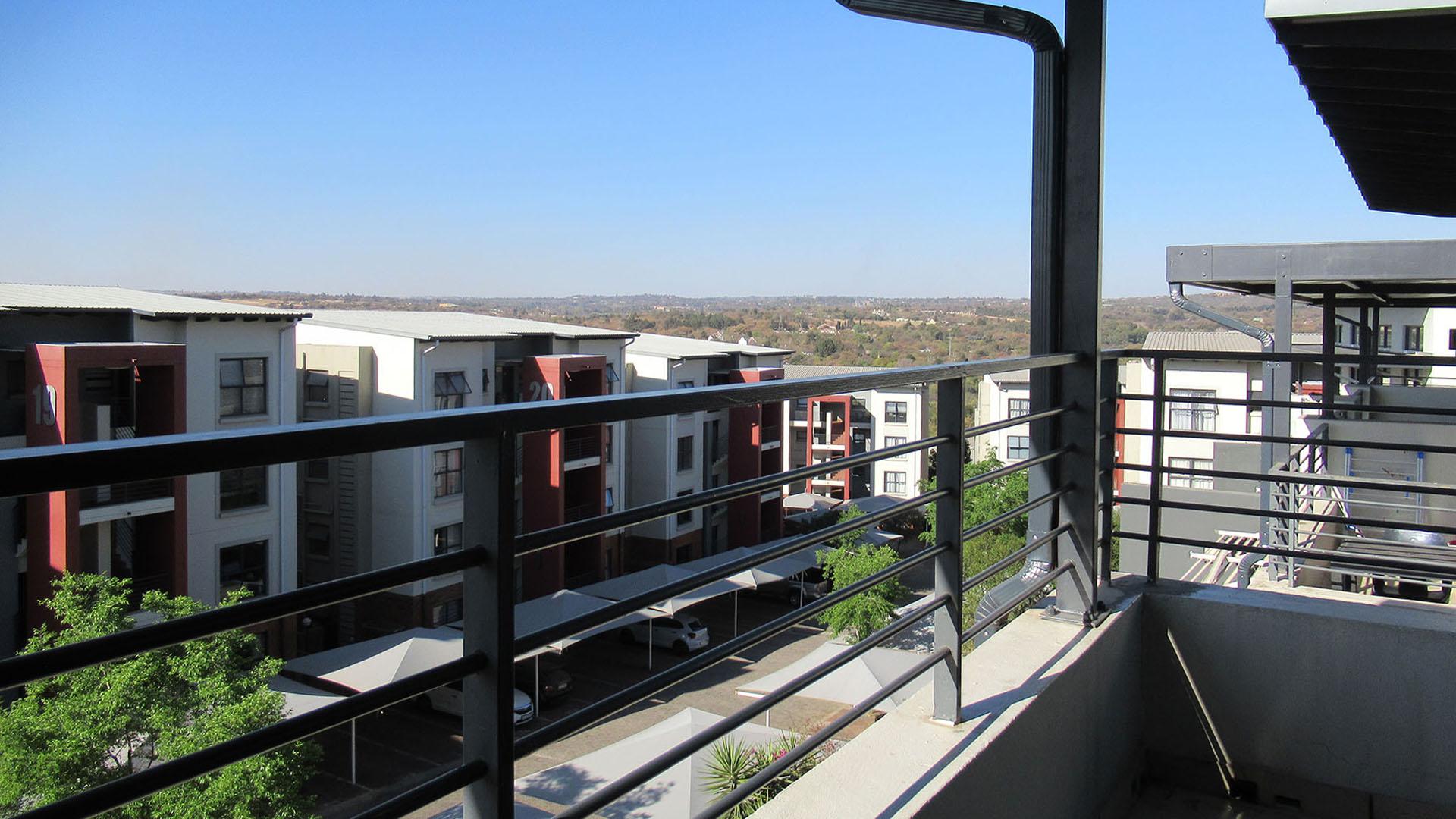 Balcony - 5 square meters of property in Fourways