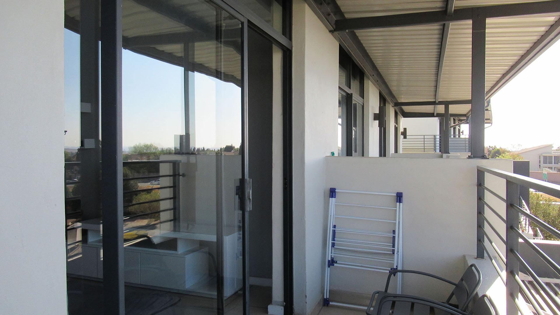 Balcony - 5 square meters of property in Fourways