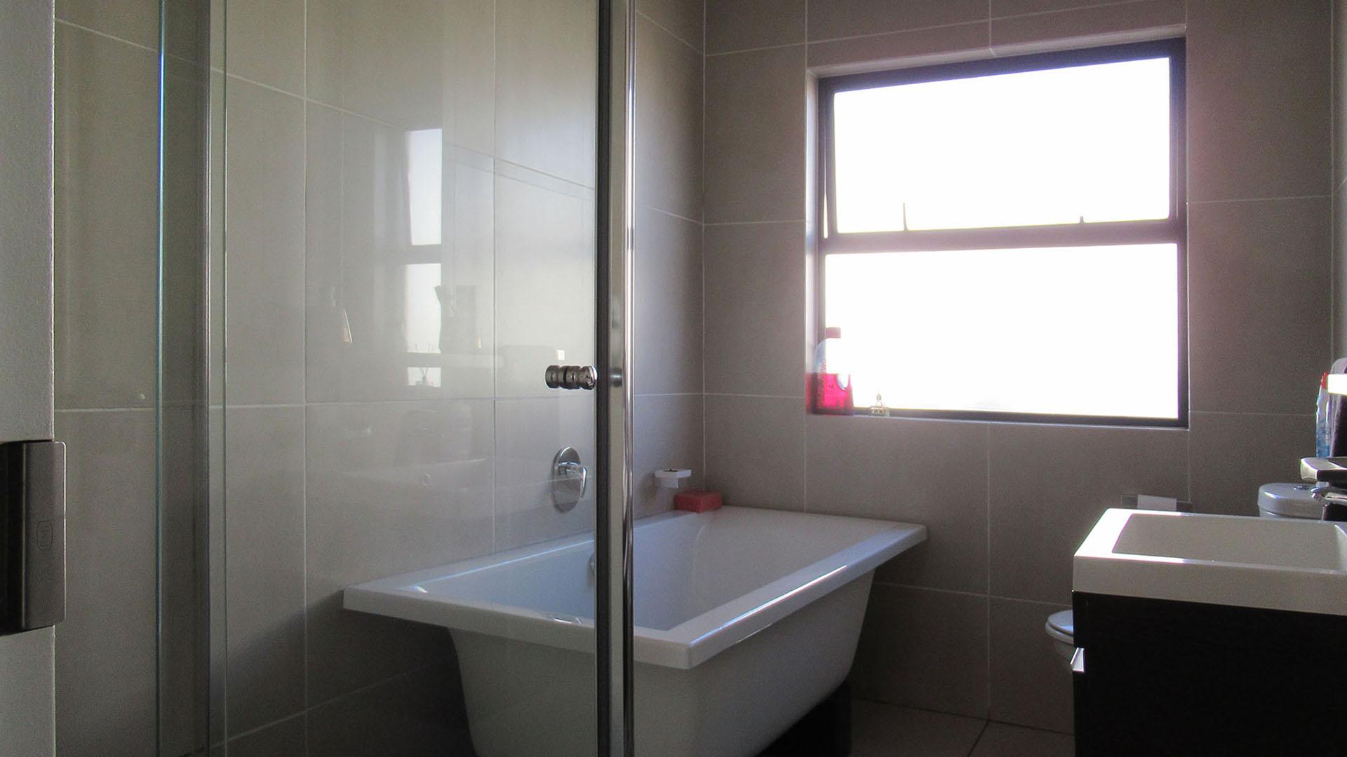 Bathroom 1 - 6 square meters of property in Fourways