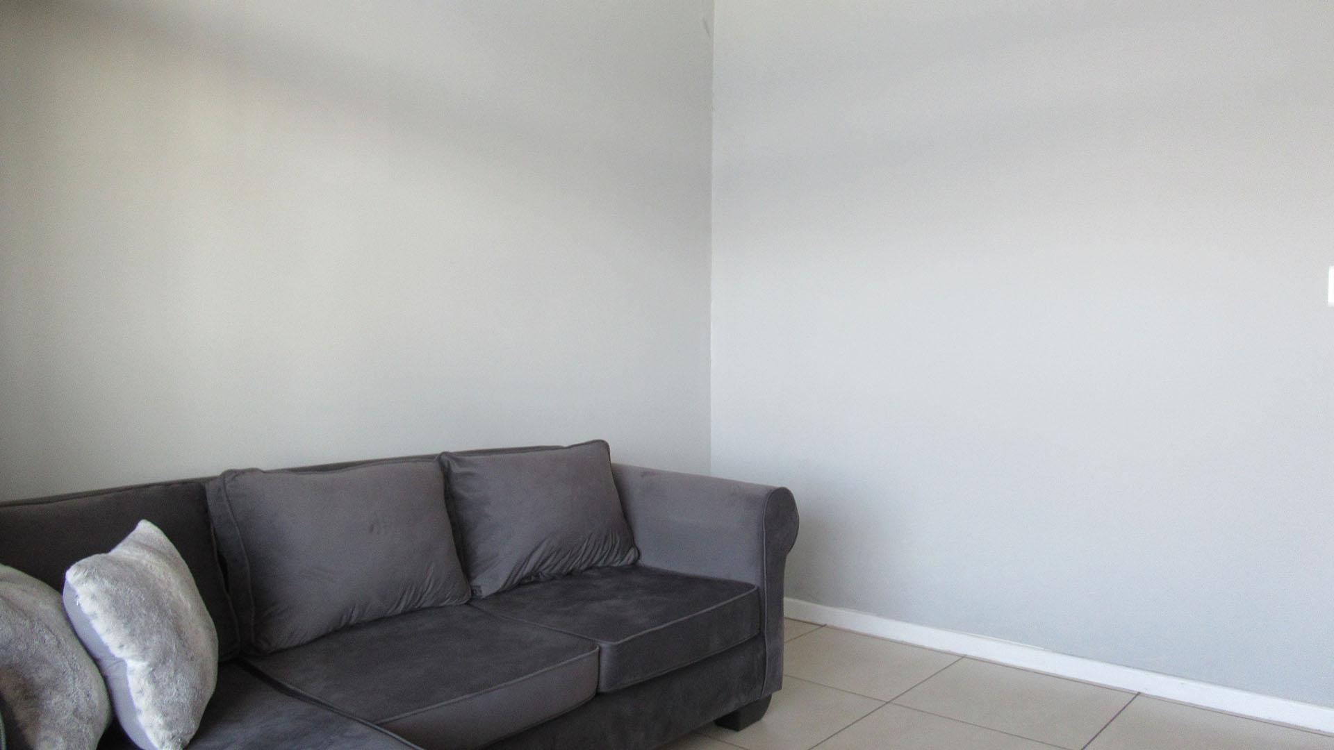 Lounges - 13 square meters of property in Fourways