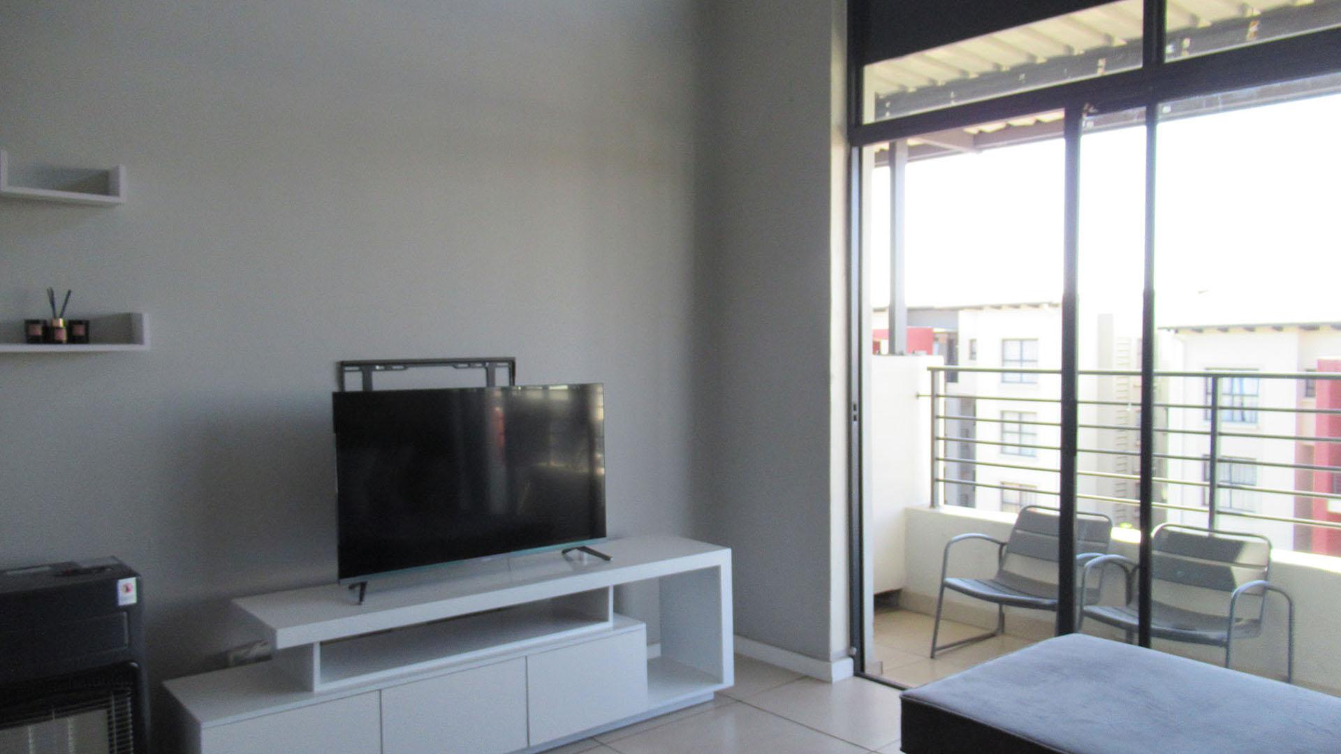 Lounges - 13 square meters of property in Fourways