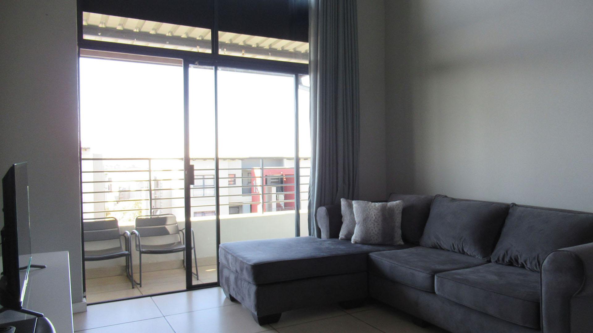 Lounges - 13 square meters of property in Fourways