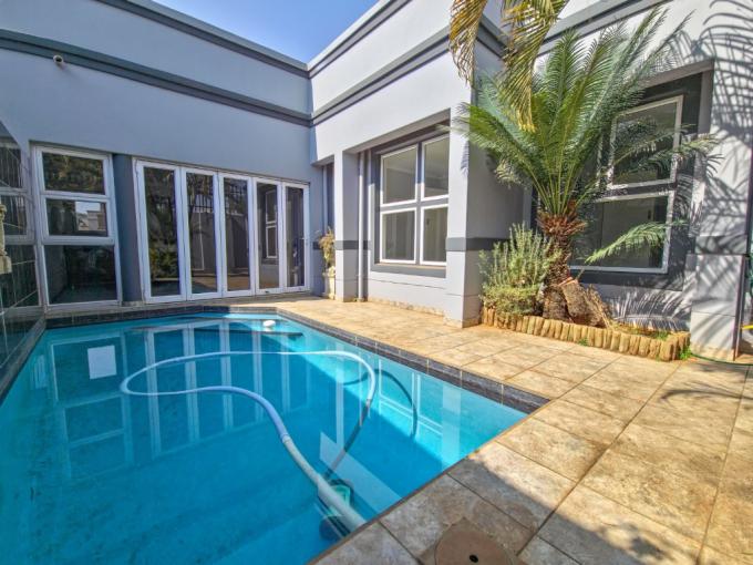 4 Bedroom House to Rent in Die Wilgers - Property to rent - MR645642