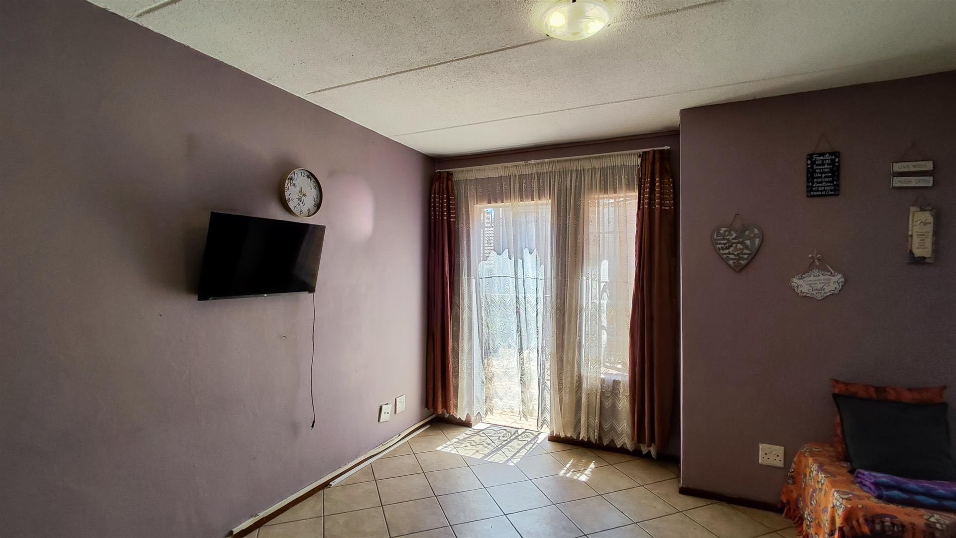 Lounges - 13 square meters of property in Terenure