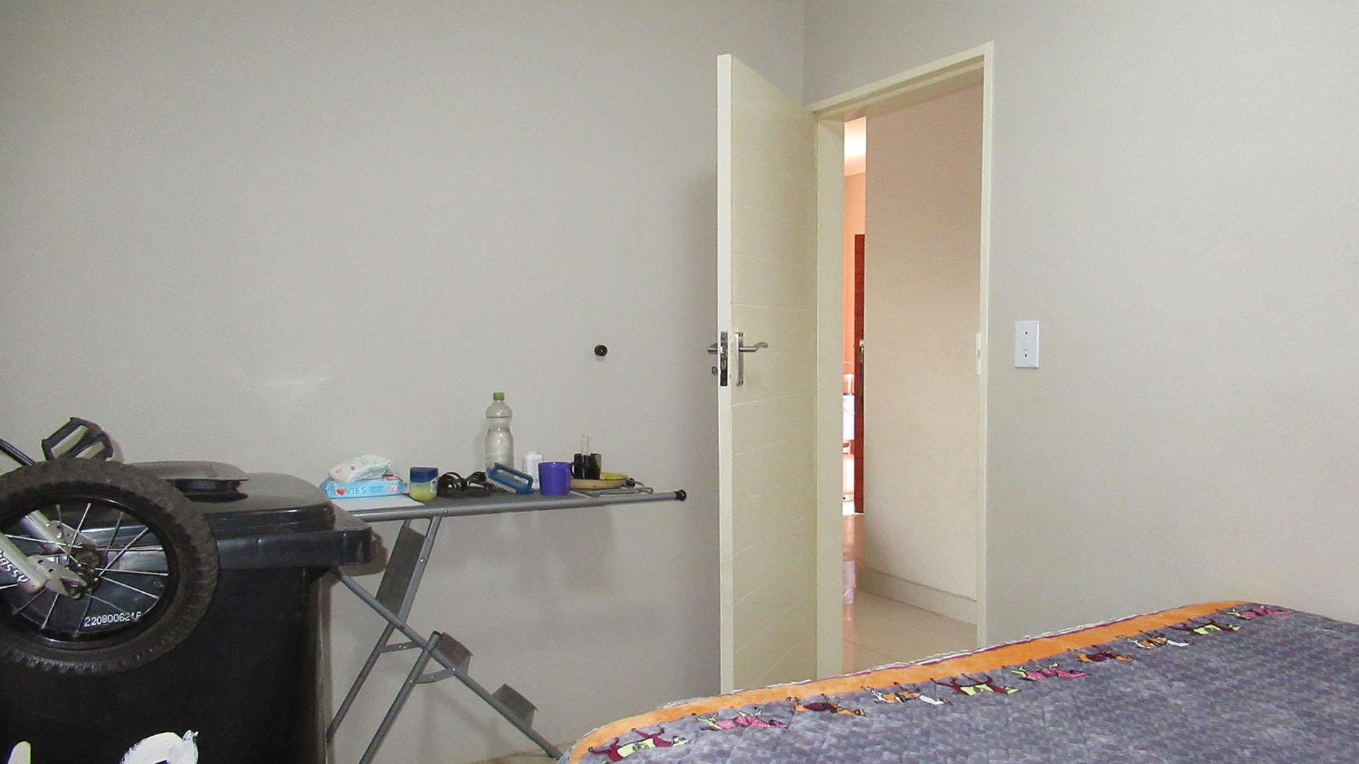 Bed Room 1 - 11 square meters of property in Lehae