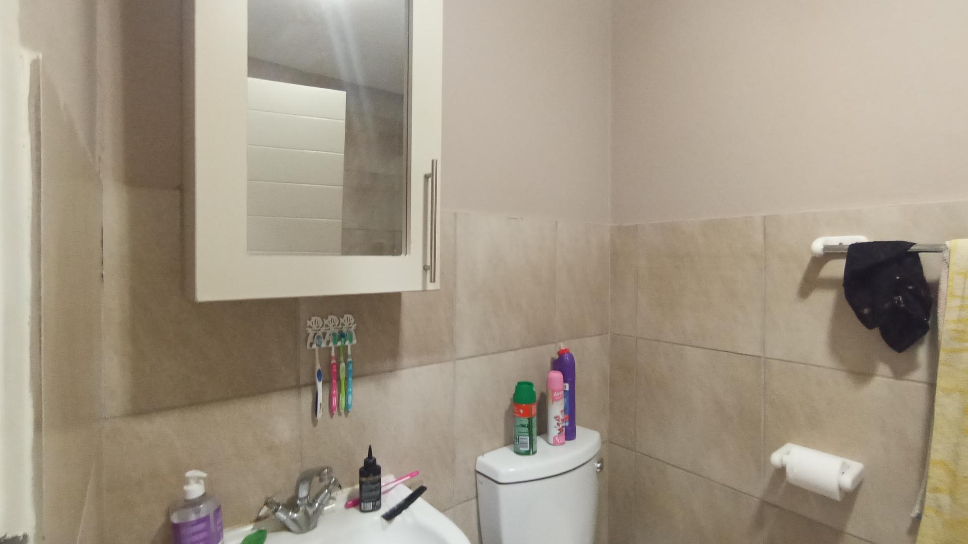 Bathroom 1 - 4 square meters of property in Annlin West