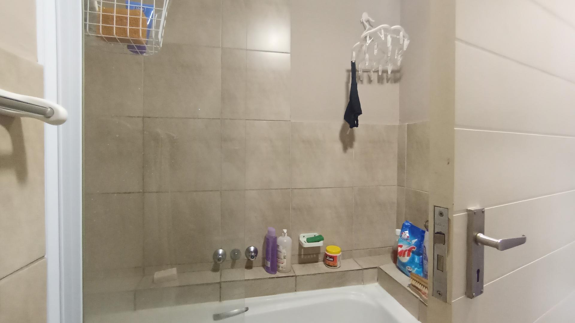 Bathroom 1 - 4 square meters of property in Annlin West