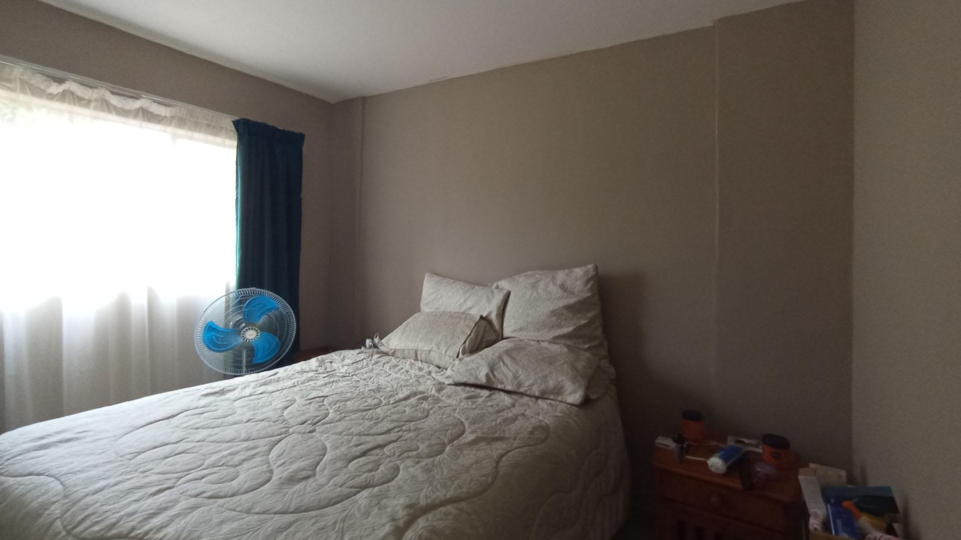 Bed Room 1 - 14 square meters of property in Annlin West